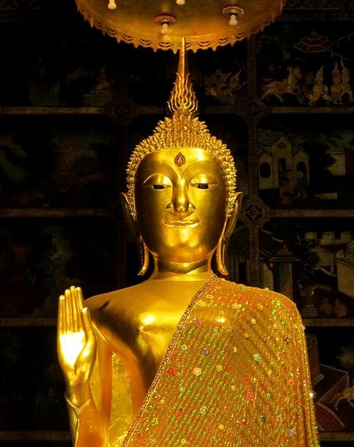 พระประธาน วัดเครือวัลย์วรวิหาร